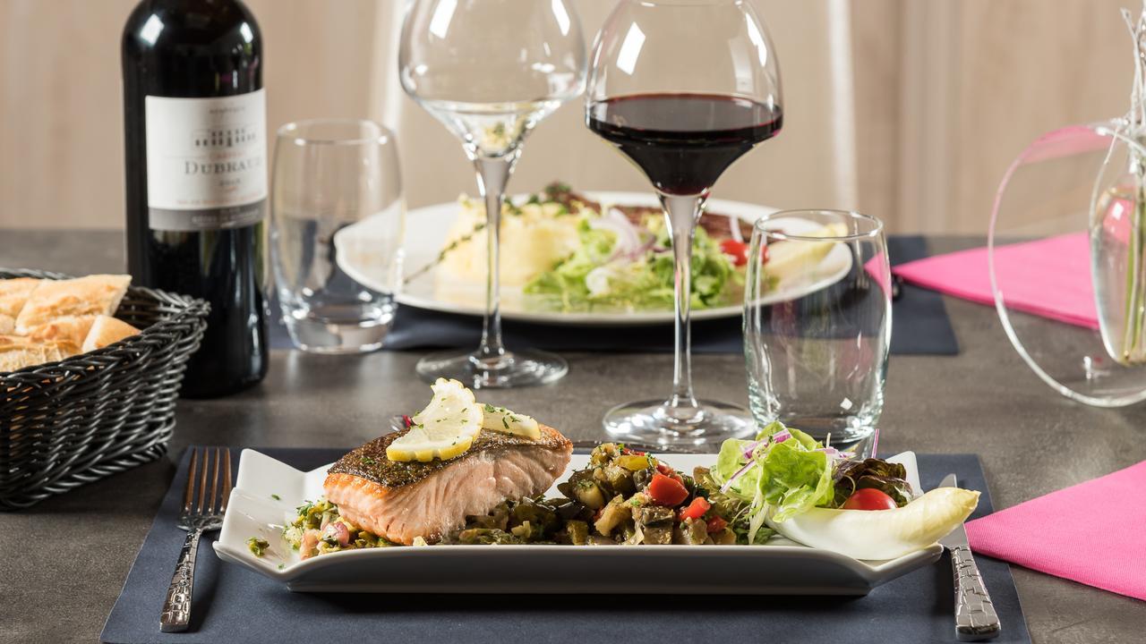 Hotel Restaurant L'Evidence Neufchâteau المظهر الخارجي الصورة